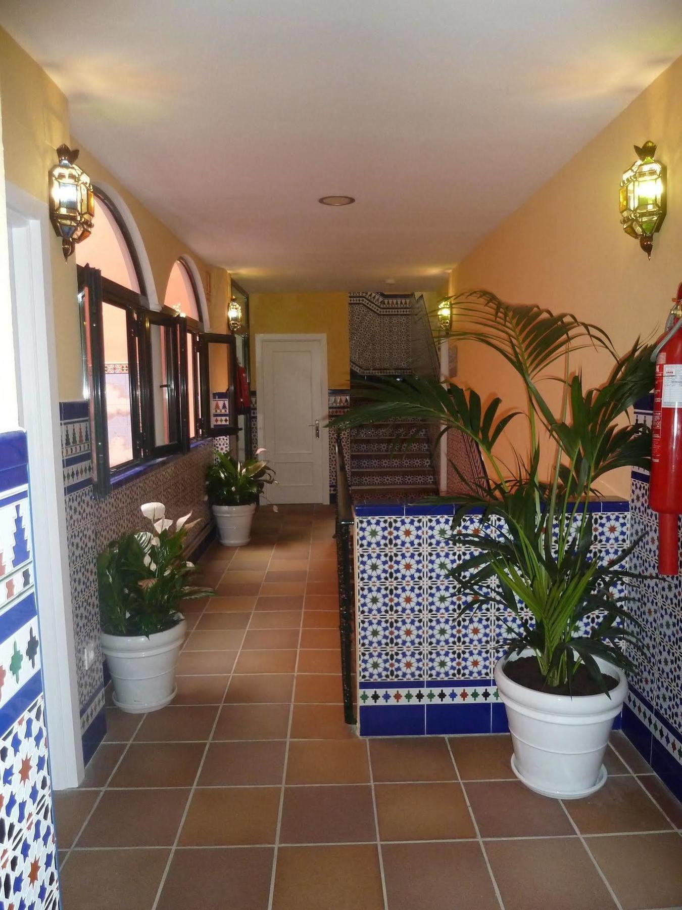 Hotel Dona Lina Sevilla Kültér fotó