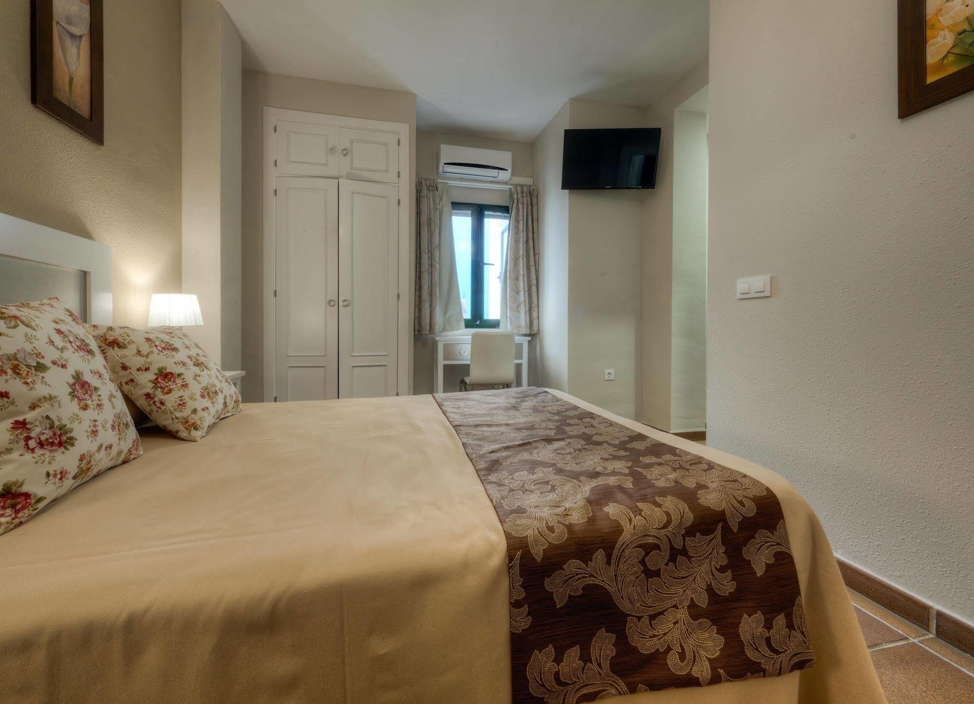 Hotel Dona Lina Sevilla Kültér fotó